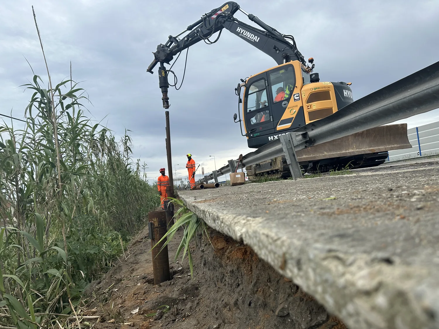 Barreira acústica sobre estacas helicoidais na A25, Aveiro