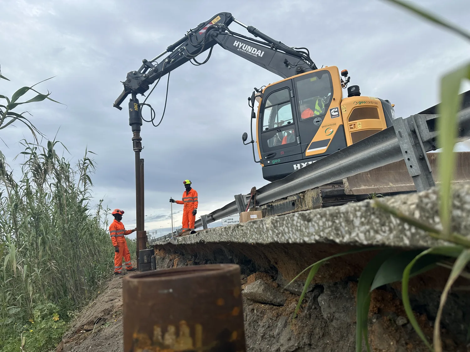 Instalação de estacas helicoidais junto à autoestrada A25