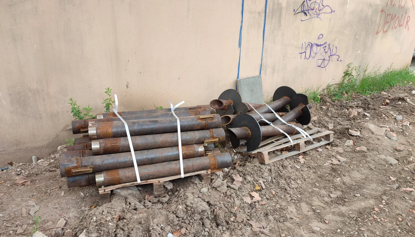 Troços de tubo de 1 metro usados na cravação sob a estrutura