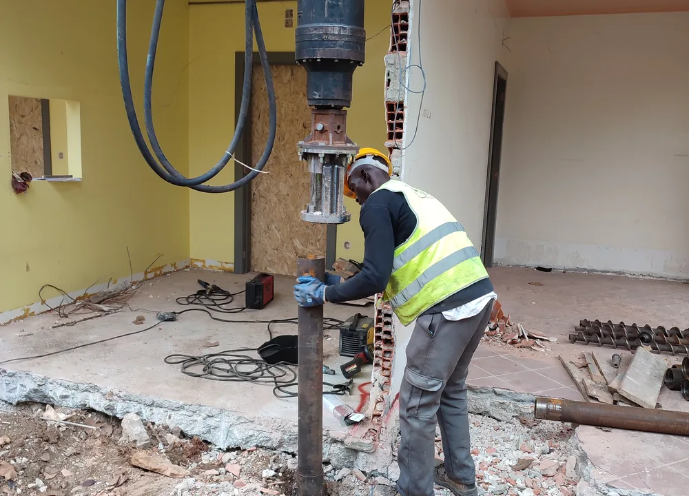 Cravação de uma estaca helicoidal no espaço reduzido sob o edifício