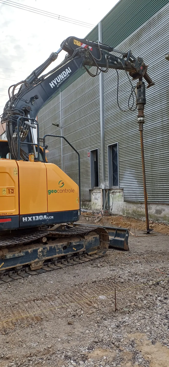 Estacas helicoidais para um armazém industrial em Canelas