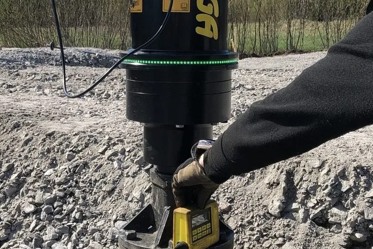 Cabeça de cravação Digga a instalar uma estaca helicoidal, Porvoo