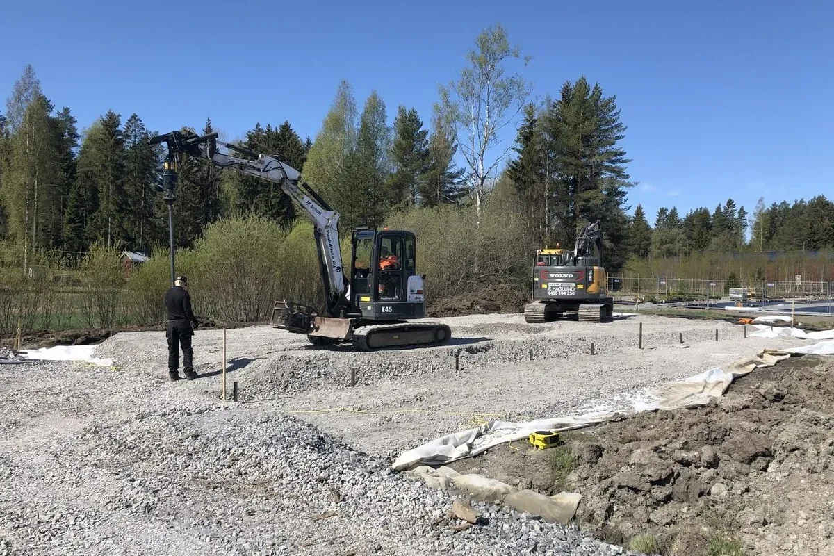 Fundação de estacas helicoidais para estufas com geotêxtil, Porvoo