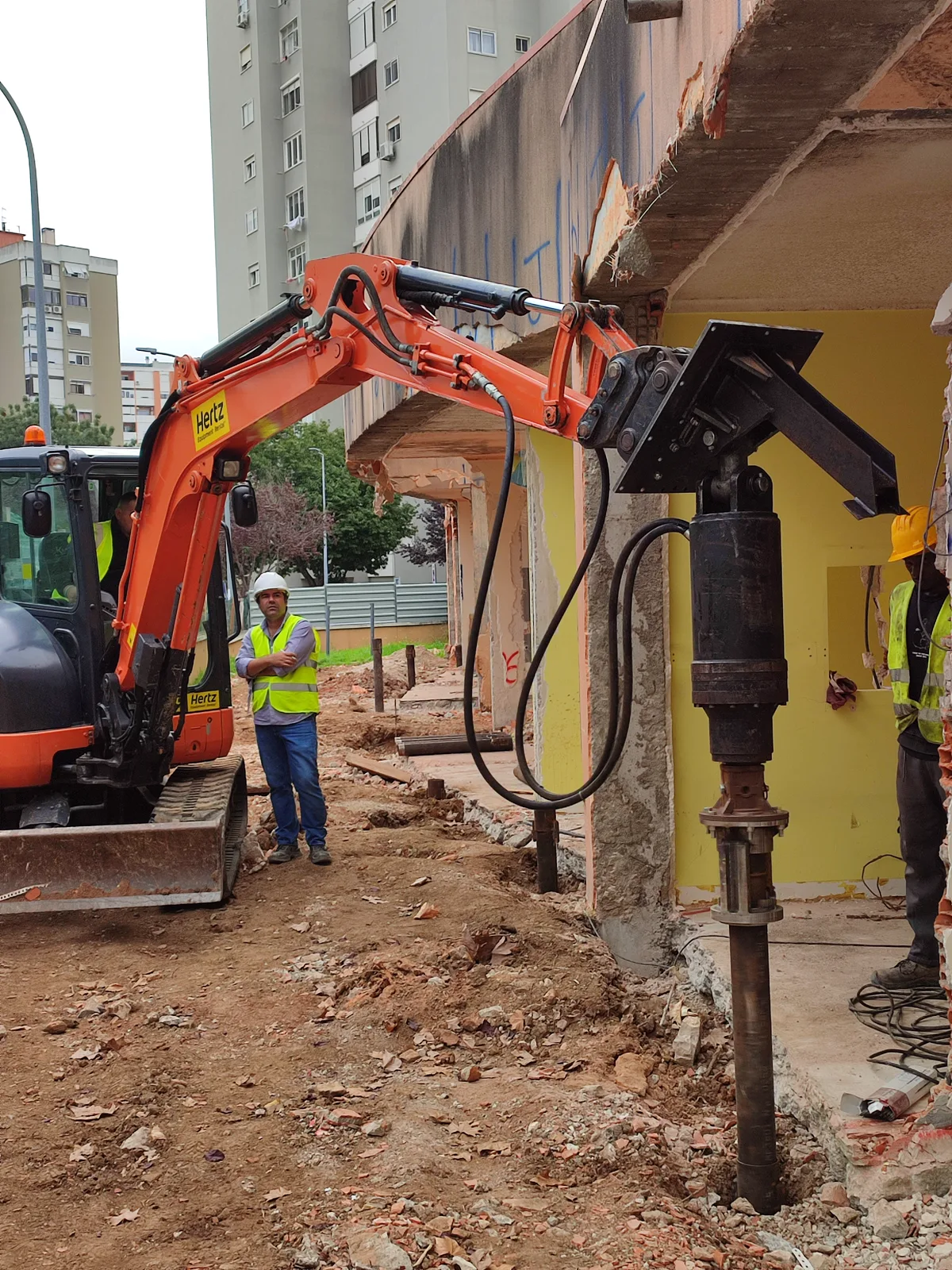 Reforço de fundações com estacas helicoidais sob um edifício existente em Alfornelos