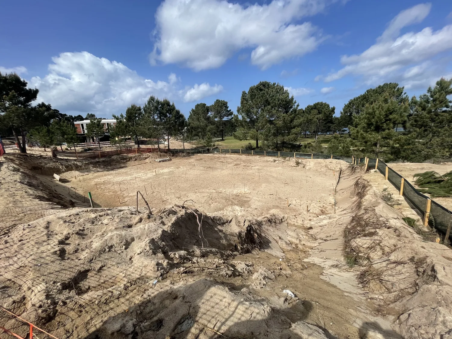 Estacas helicoidais numa zona costeira em Melides
