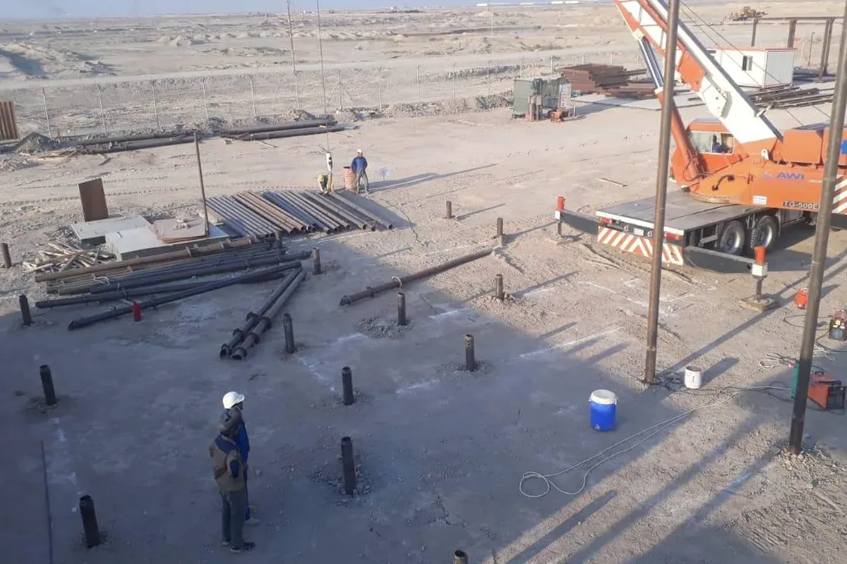 Instalação de estacas helicoidais num campo petrolífero, Basra