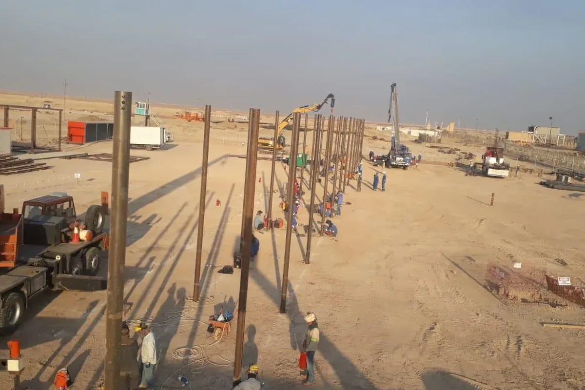 Fileiras de estacas helicoidais para apoios de oleoduto, Basra, Iraque