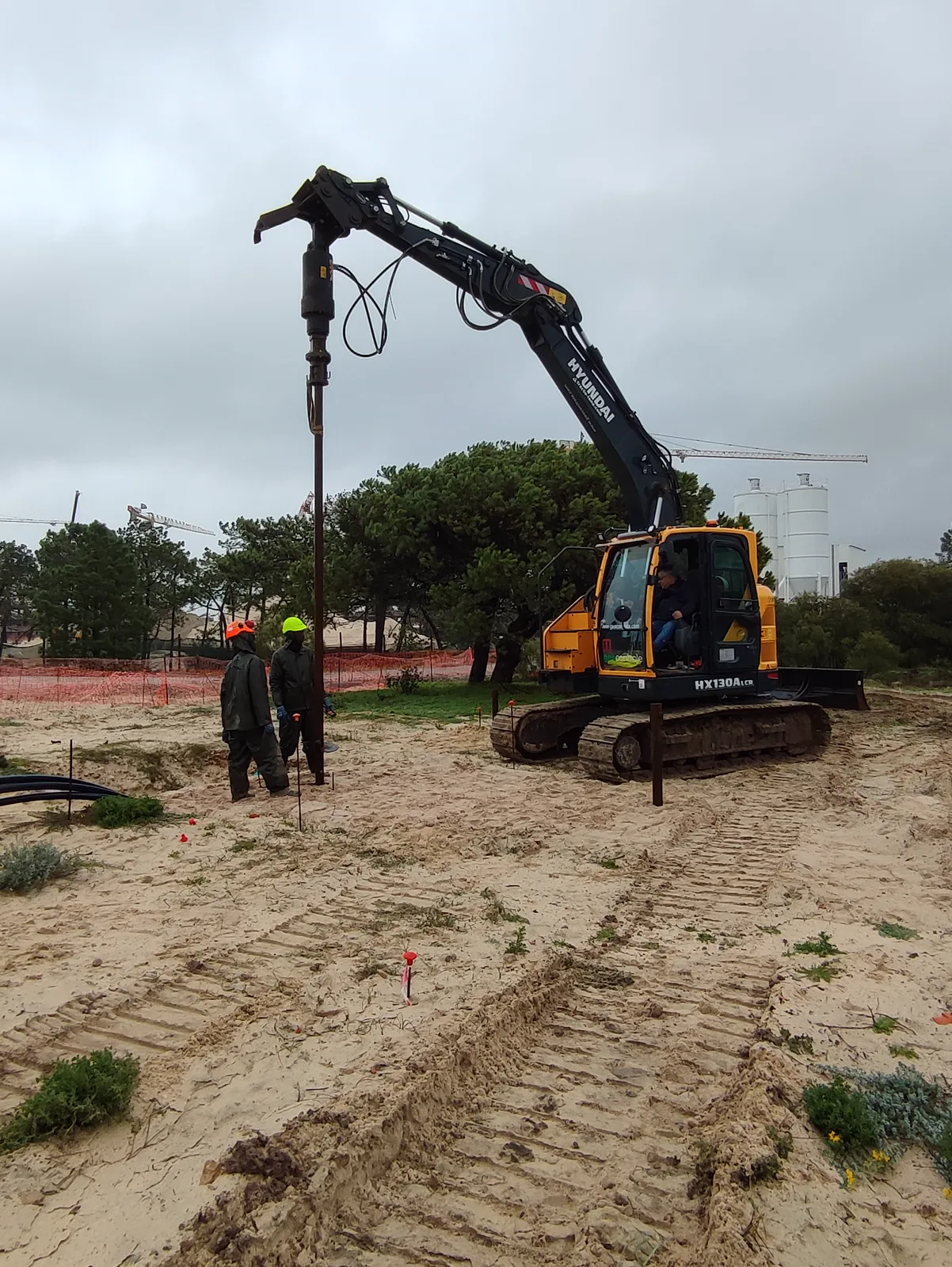 Cravação de estacas helicoidais para um edifício em Tróia