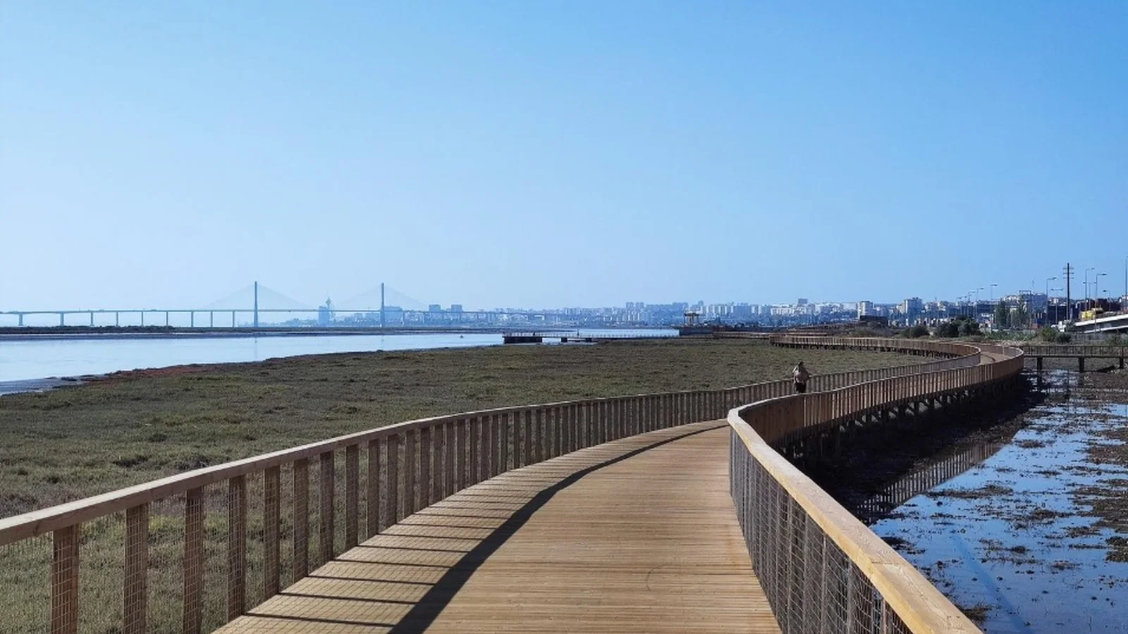 Passadiço ribeirinho de Loures sobre estacas helicoidais, junto ao Estuário do Tejo