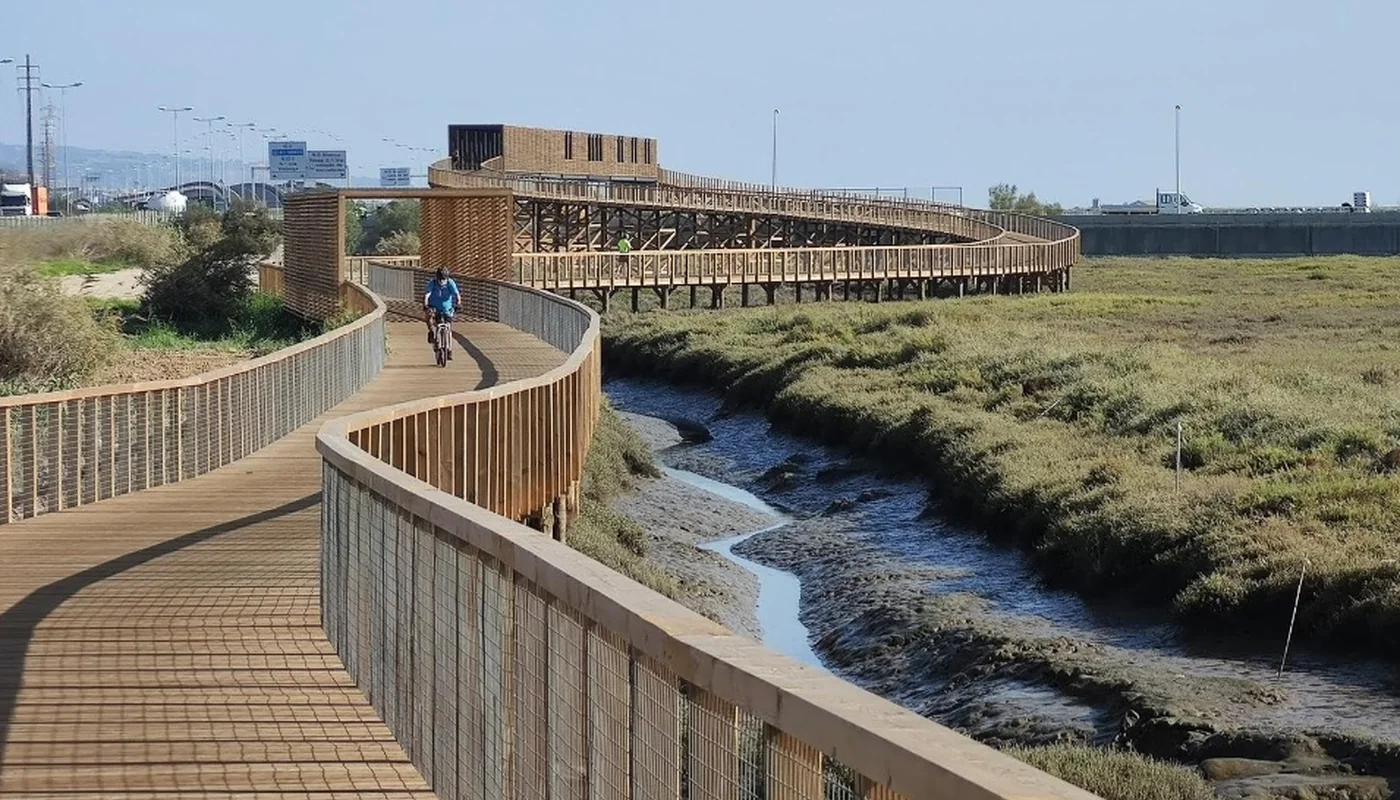 Passadiço de madeira sobre o sapal do Estuário do Tejo, em Loures