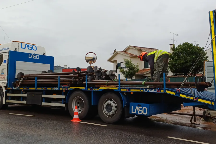 Entrega das estacas helicoidais em obra