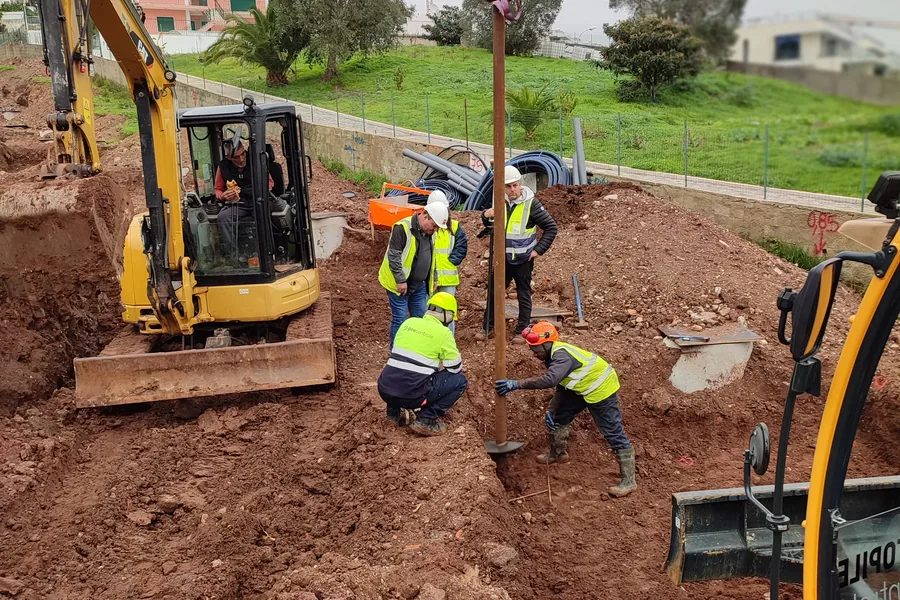 Preparação das fundações no terreno de aterro