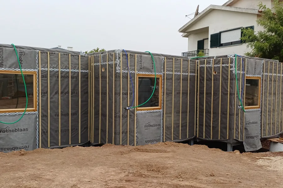Casas modulares Politeira sobre as estacas