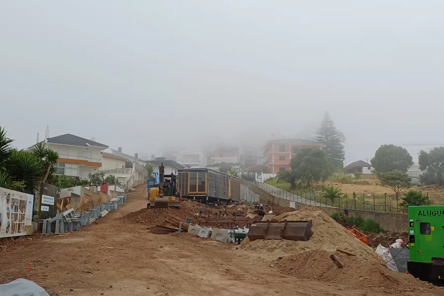 Empreendimento modular ao início da manhã