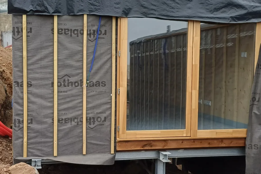 Fila de casas modulares sobre as fundações