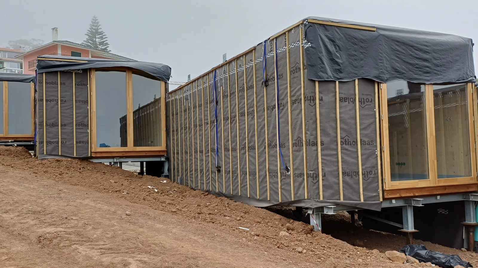 Casas modulares sobre estacas helicoidais em Leceia, Oeiras