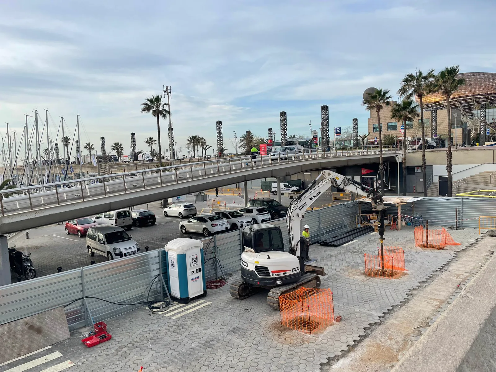 Cravação de estacas helicoidais junto à marina olímpica de Barcelona