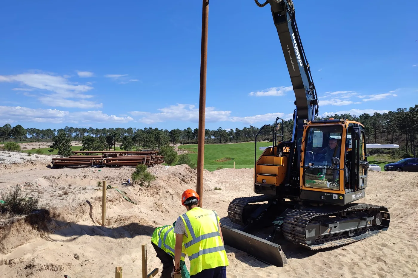 Cravação de estacas helicoidais para a Starter House, Dunas Golf