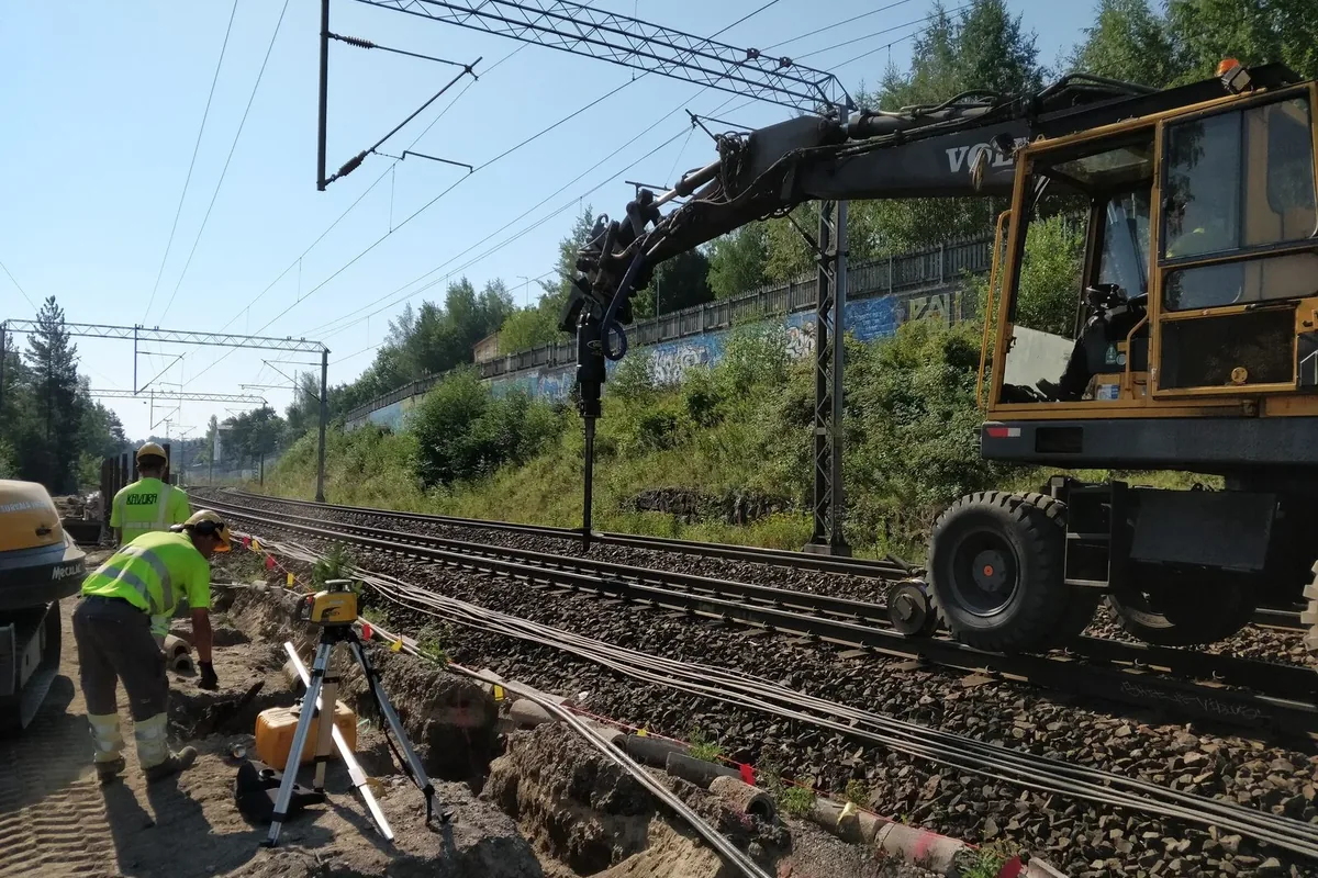 Cravação de estacas helicoidais para barreiras acústicas ferroviárias em Tampere